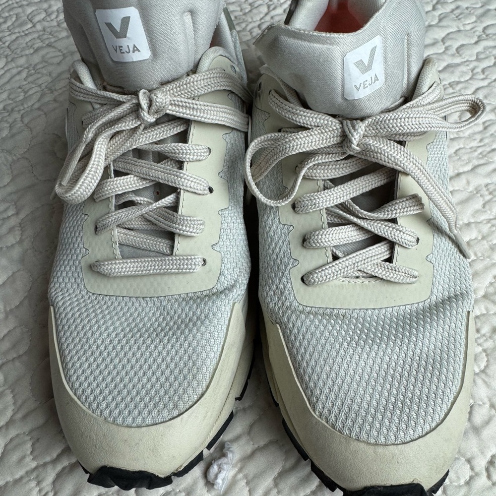 Veja Sneakers size 9 - Picture 2 of 10